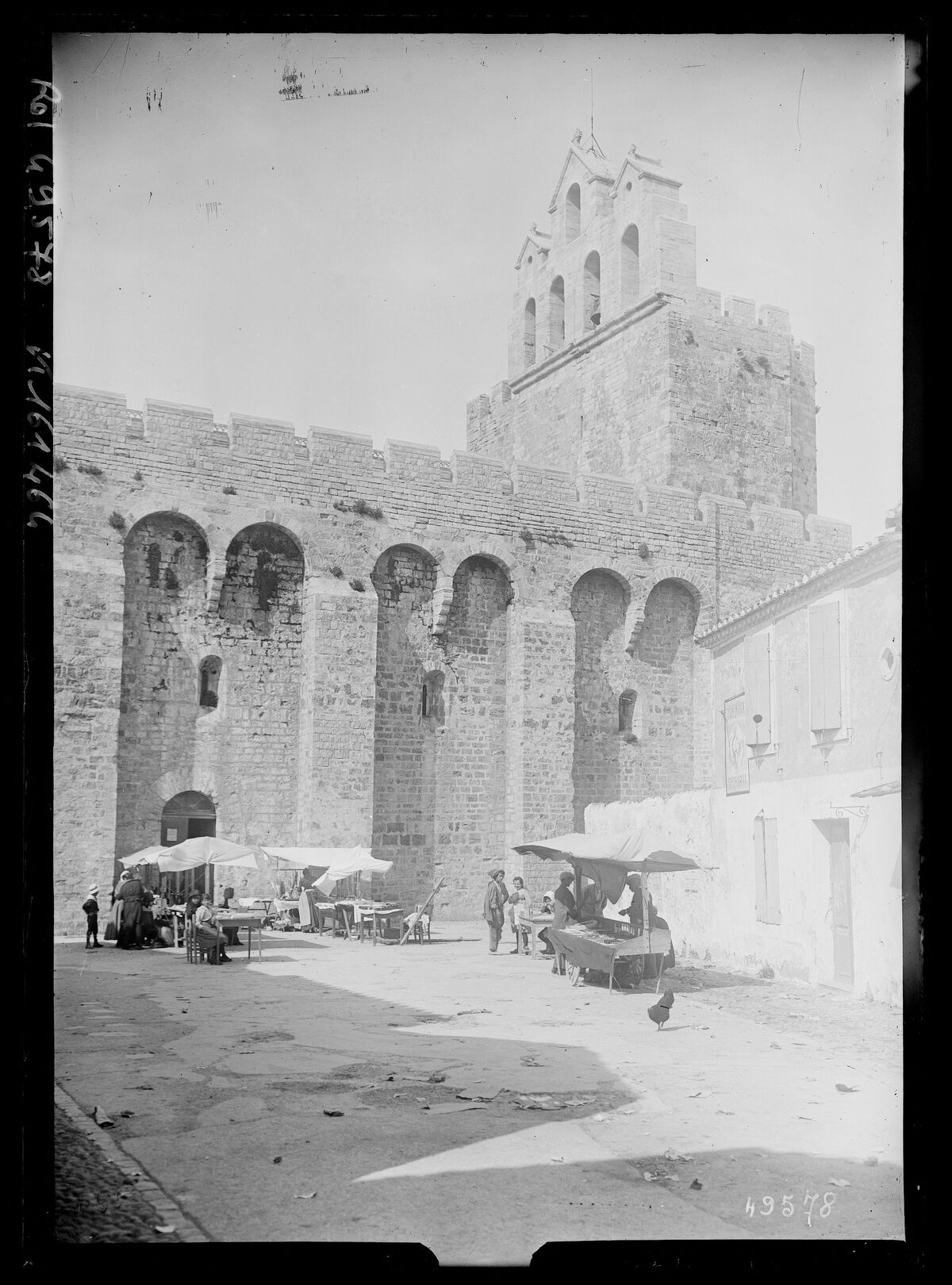 [Eglise des Saintes-Maries-de-la-Mer] : [photographie de presse] / [Agence Rol]