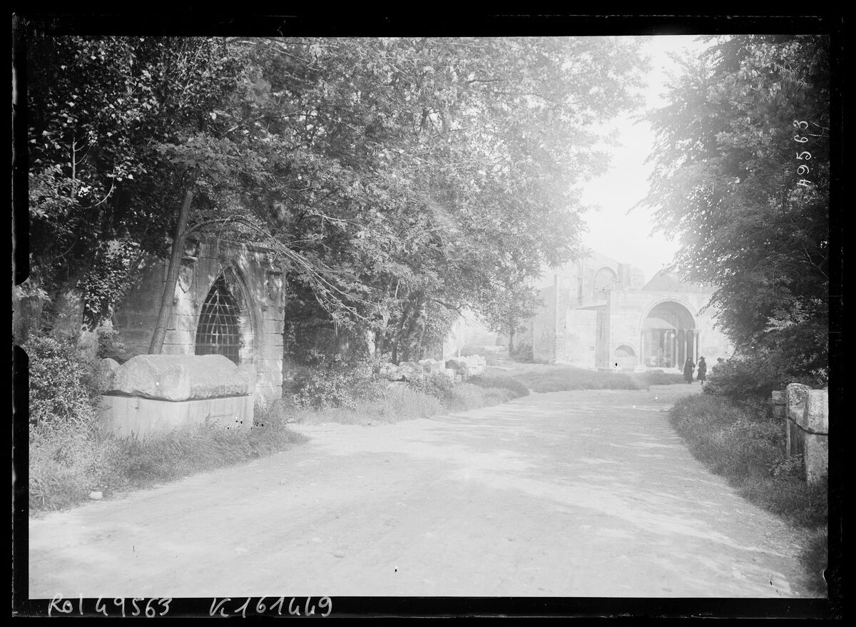[Tombeaux de pierre le long d'une allée, les Alyscamps à Arles] : [photographie de presse] / [Agence Rol]