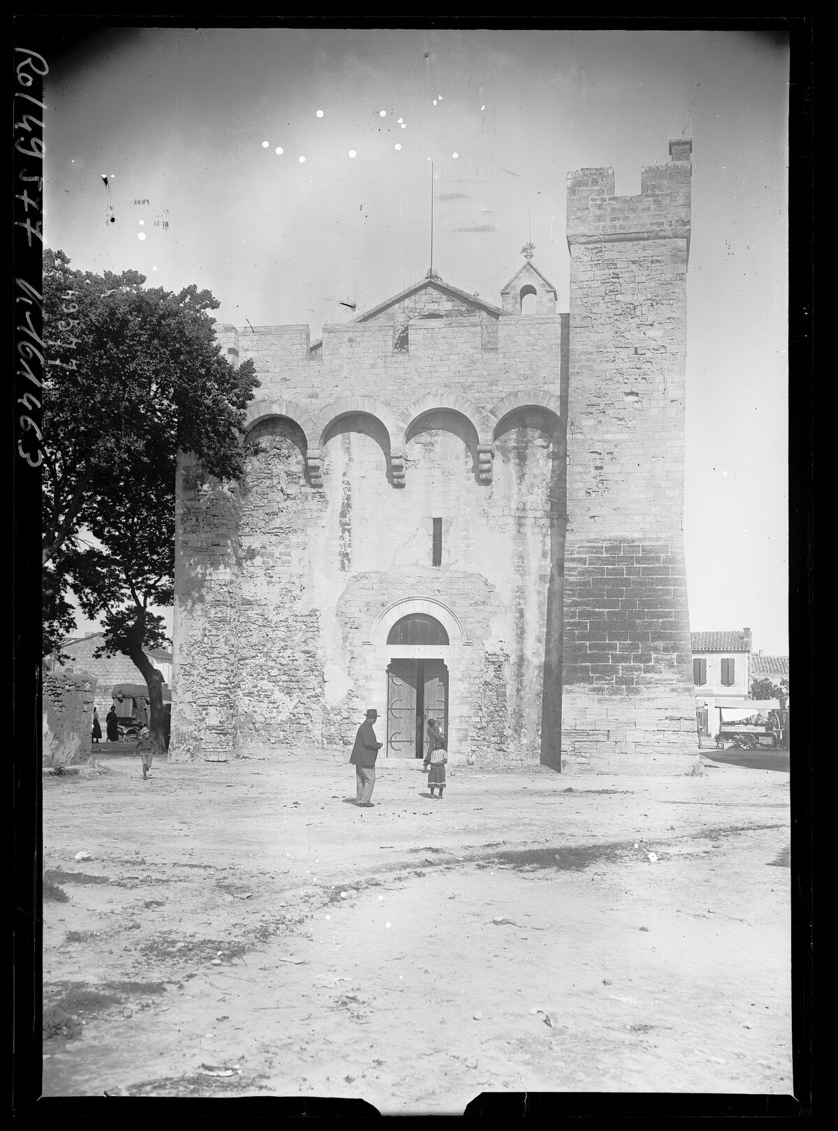 [Eglise des Saintes-Maries-de-la-Mer ] : [photographie de presse] / [Agence Rol]