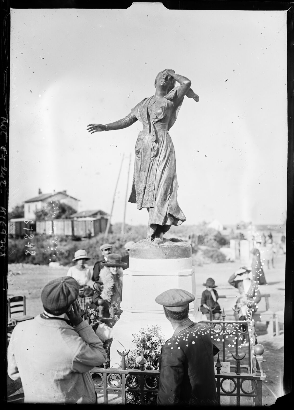 26/9/20 aux Saintes Maries de la Mer, inauguration de la statue de Mireille (oeuvre de Mercié) [héroïne du poème de Frédéric Mistral, la statue] : [photographie de presse] / [Agence Rol]