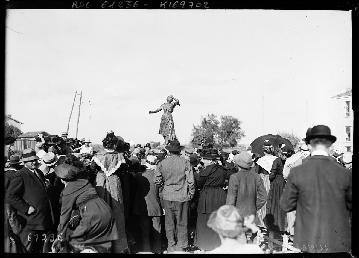 26/9/20, les Saintes Maries de la Mer, inauguration d'une statue de Mireille [héroïne du poème de Frédéric Mistral, foule au pied de la statue] : [photographie de presse] / [Agence Rol]