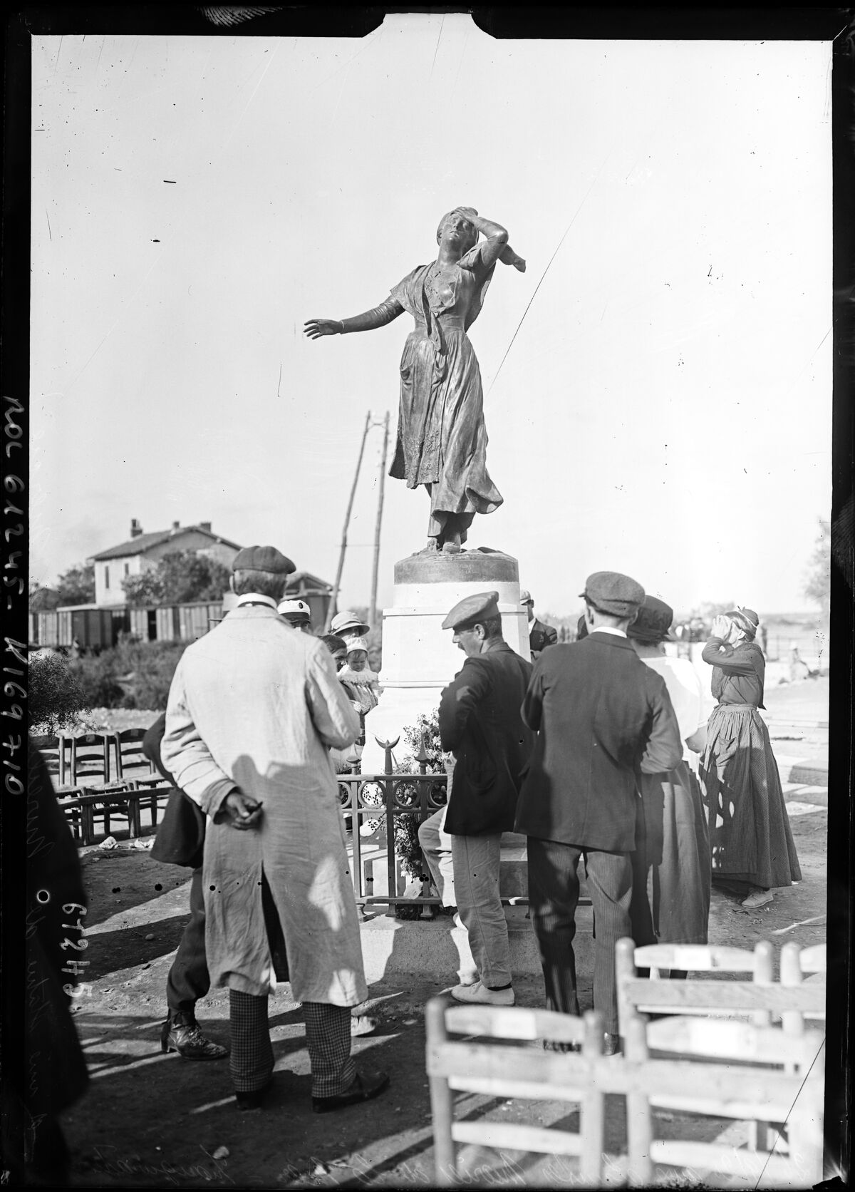 26/9/20 aux Saintes Maries de la Mer, inauguration d'une statue de Mireille (oeuvre de Mercié) [héroïne du poème de Frédéric Mistral, la statue] : [photographie de presse] / [Agence Rol]