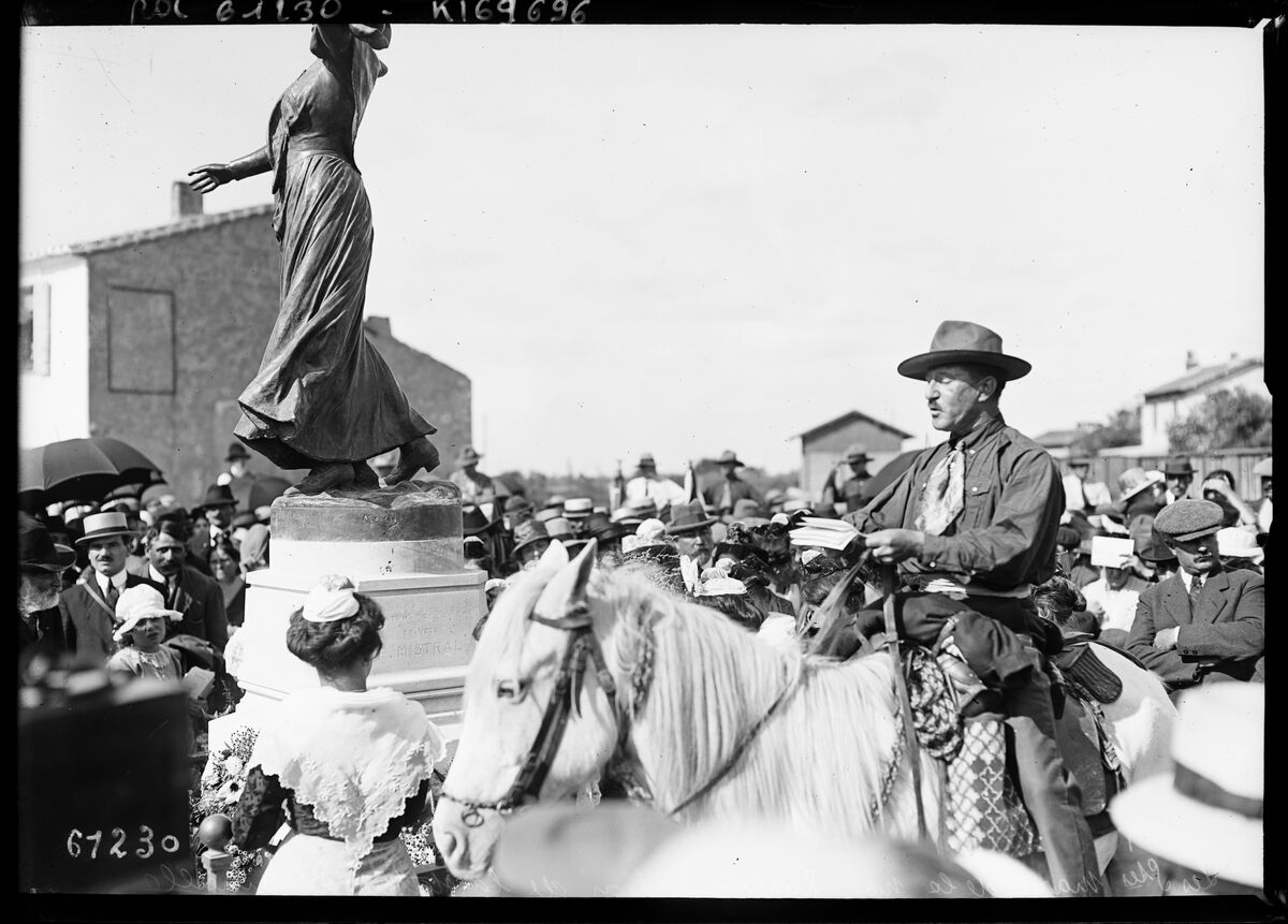 [26-9-20] les Saintes Maries de la Mer, inauguration de la statue de Mireille [gardians autour de la statue représentant l'héroïne du poème de Frédéric Mistral] : [photographie de presse] / [Agence Rol]