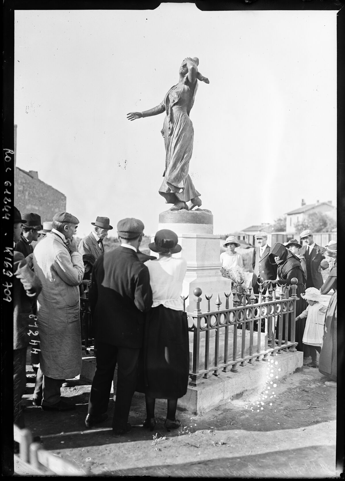 26/9/20 aux Saintes Maries de la Mer, inauguration d'une statue de Mireille [héroïne du poème de Frédéric Mistral, la statue] : [photographie de presse] / [Agence Rol]