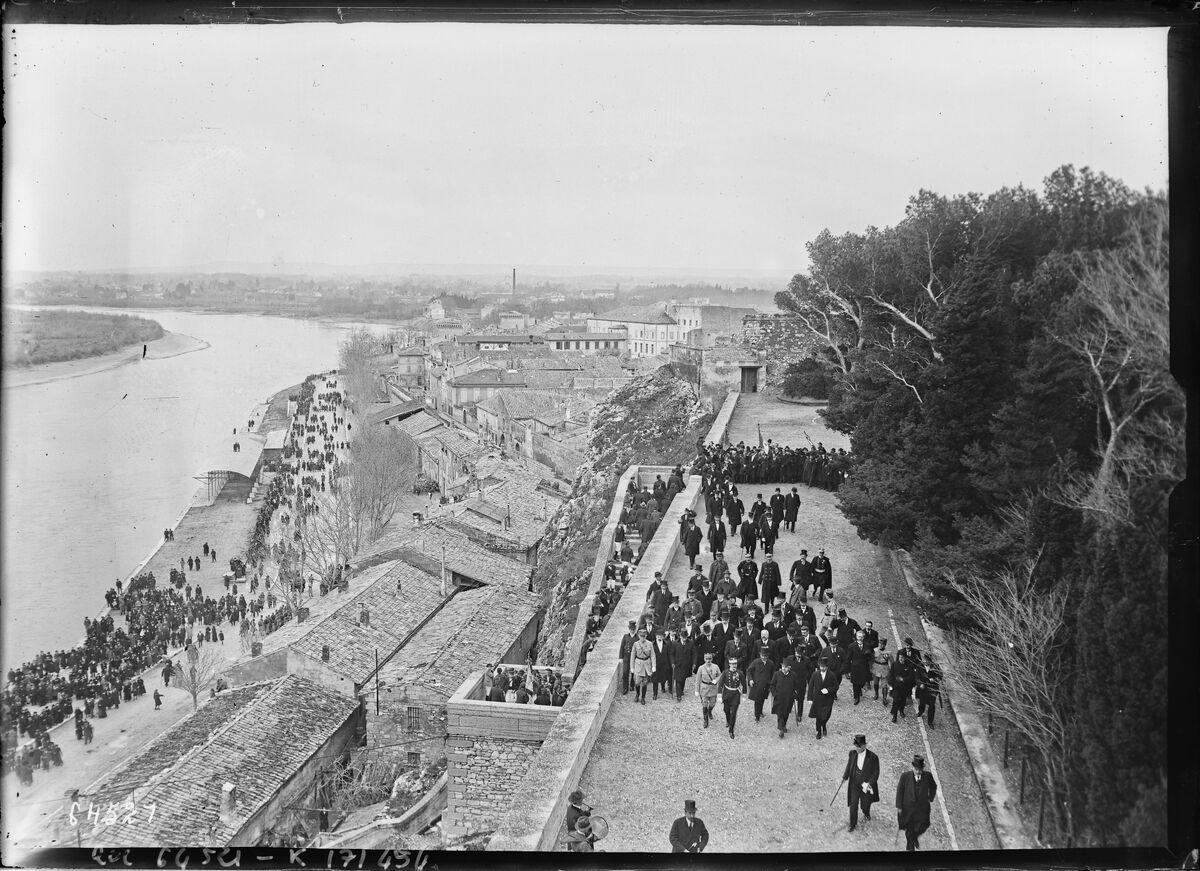 Avignon, la montée au château [i. e. Palais] des Papes [visite officielle de M. Millerand le 15 mars 1921] : [photographie de presse] / [Agence Rol]