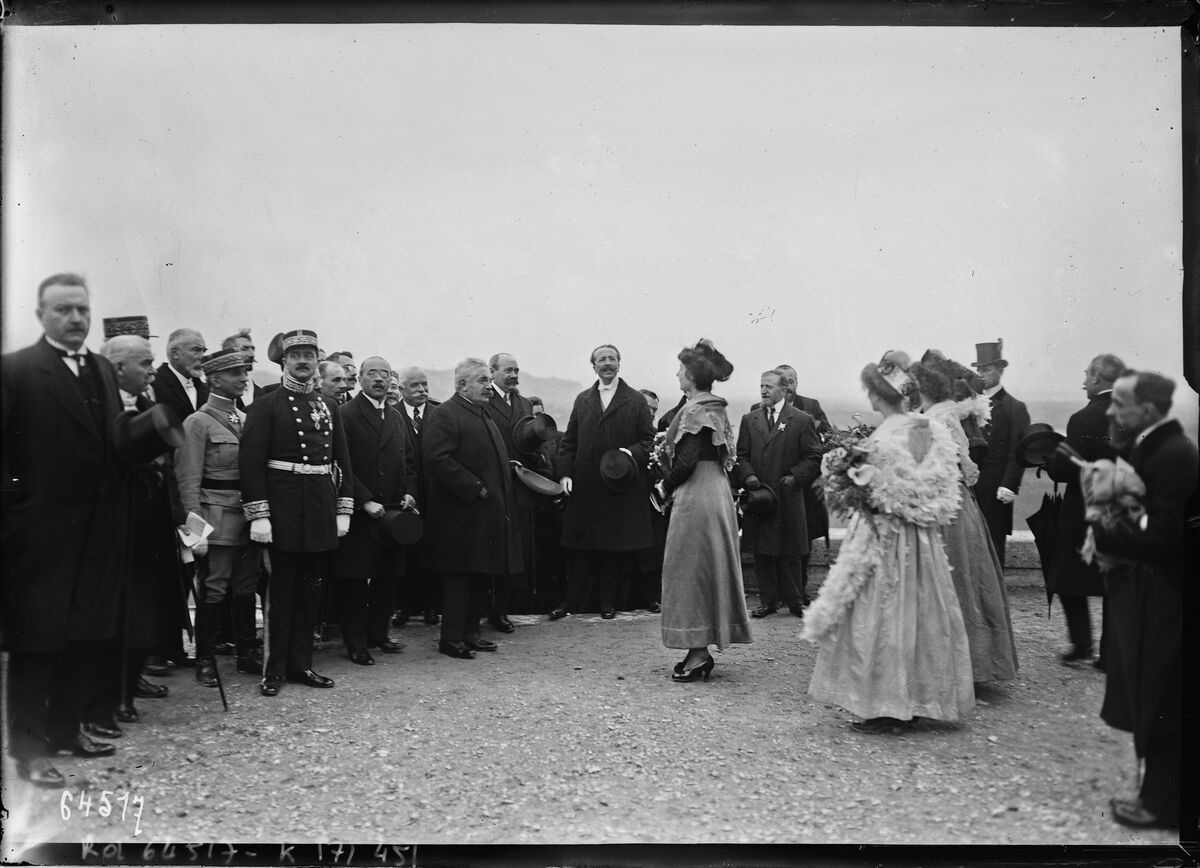 Avignon, au château [i. e. Palais] des Papes, réception par les Arlésiennes [de M. Millerand, le 15 mars 1921] : [photographie de presse] / [Agence Rol]
