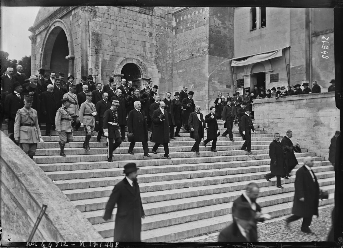 Avignon, visite [de M. Millerand, le 15 mars 1921] au château [i. e. Palais] des Papes : [photographie de presse] / [Agence Rol]