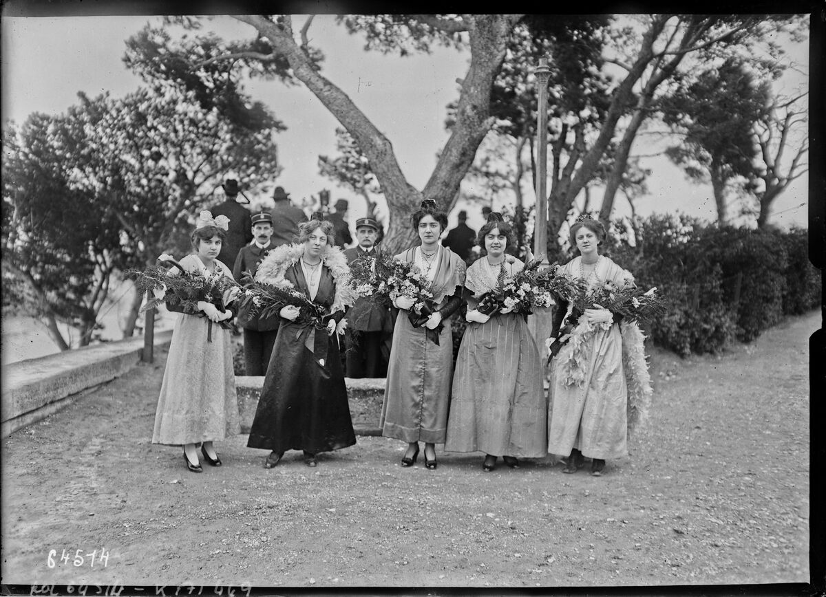 Au château [i. e. Palais] des Papes, groupe d'Arlésiennes [Avignon, lors de la visite de M. Millerand, le 15 mars 1921] : [photographie de presse] / [Agence Rol]