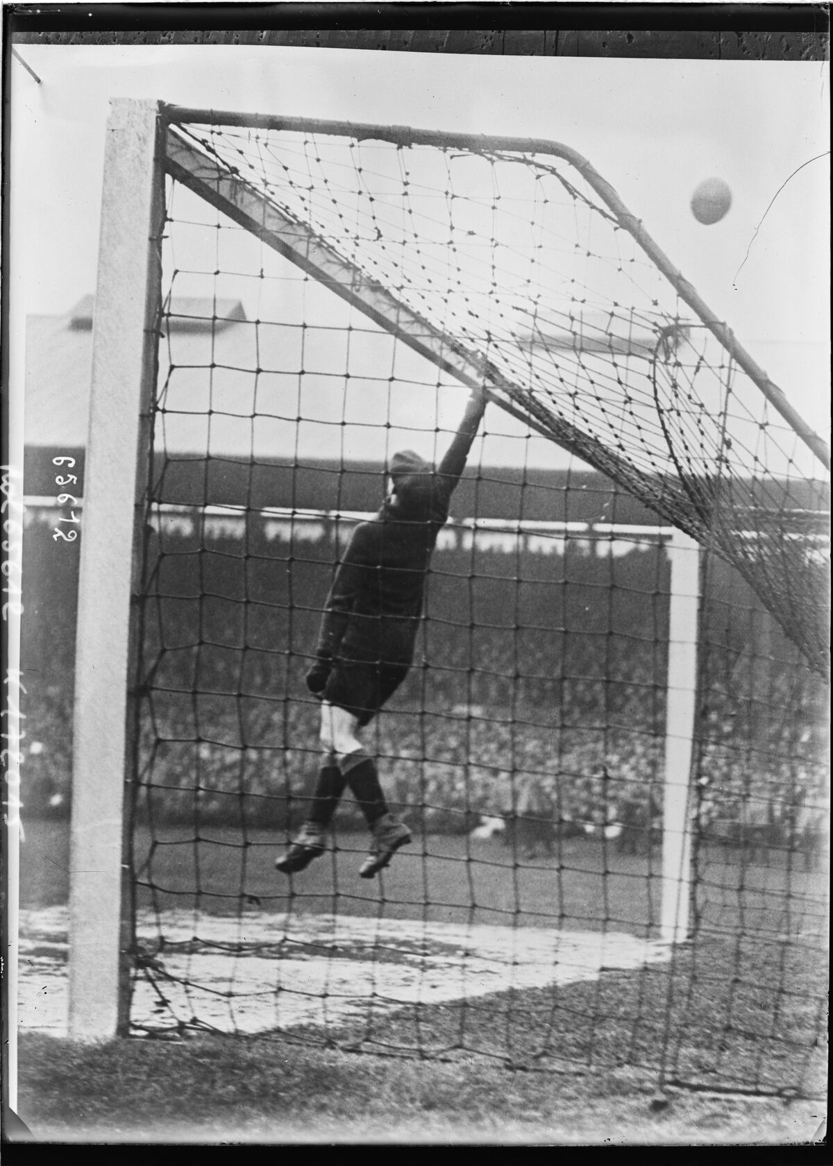 Stamford Bridge [finale de la] coupe d'Angleterre [le 23 avril 1921, gardien de but en action] : [photographie de presse] / [Agence Rol]