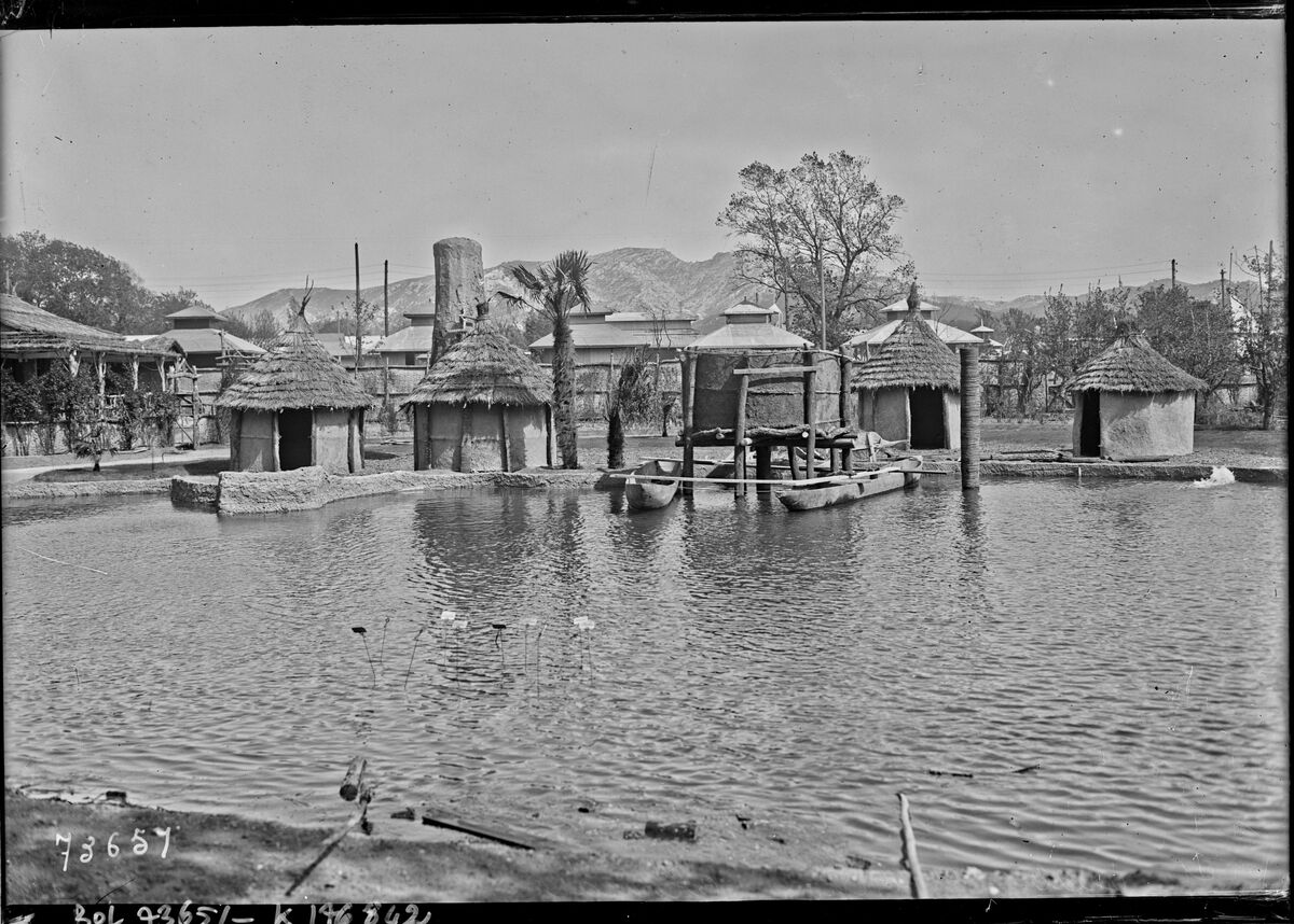 Marseille, exposition coloniale [village de huttes] : [photographie de presse] / [Agence Rol]