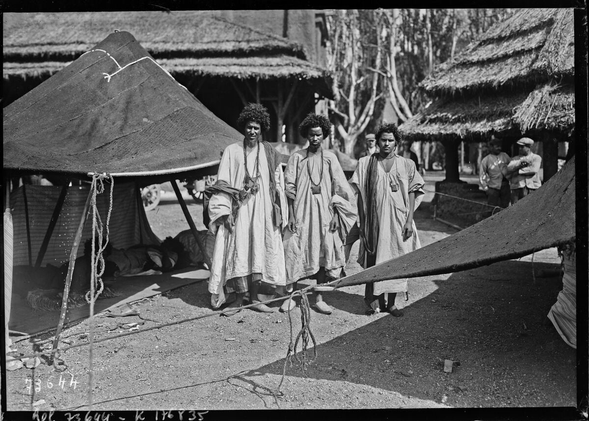 Marseille, exposition coloniale [village d'Afrique Occidentale] : [photographie de presse] / [Agence Rol]
