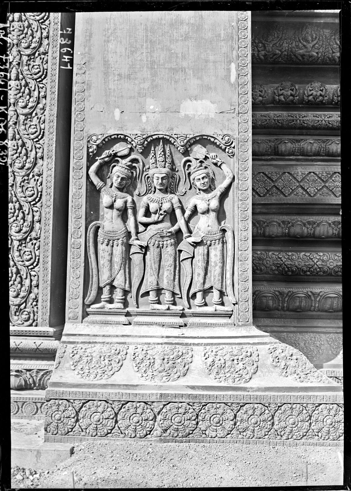 [Marseille, exposition coloniale, détail sculpté du palais d'Angkor, village de l'Indochine] : [photographie de presse] / [Agence Rol]