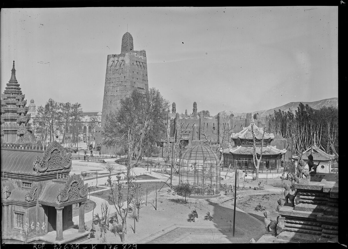 Marseille, 15/4/22, exposition coloniale [village de l'Indo-Chine avec derrière le palais de l'Afrique occidentale] : [photographie de presse] / [Agence Rol]