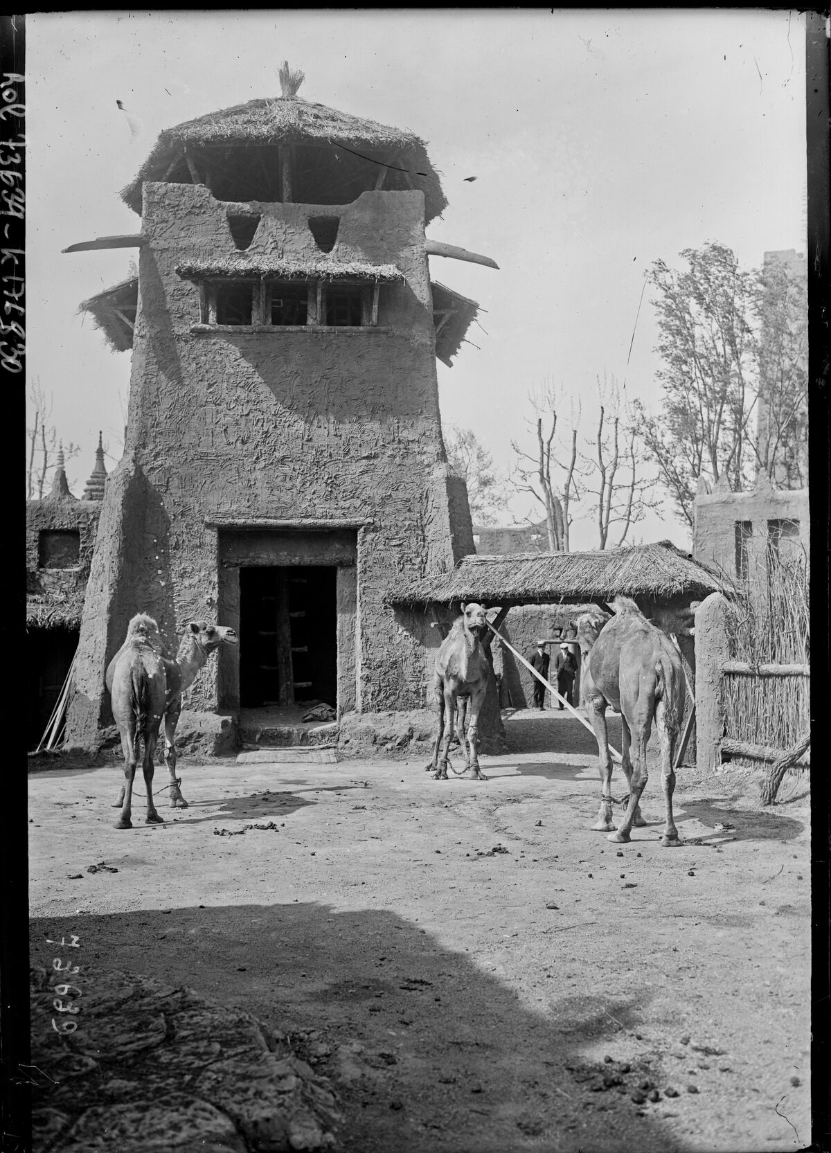 Exposition [coloniale] de Marseille, village soudanais : [photographie de presse] / [Agence Rol]