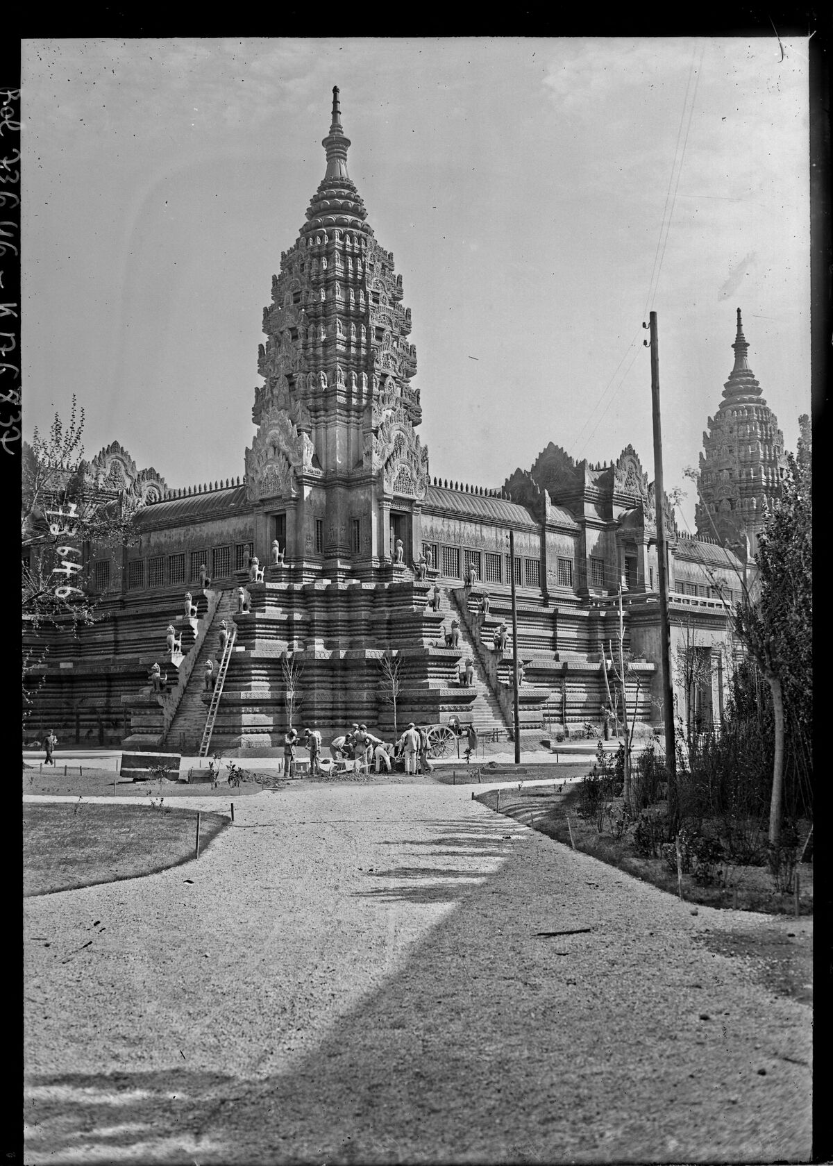 Marseille, exposition coloniale [village de l'Indochine, temple d'Angkor] : [photographie de presse] / [Agence Rol]