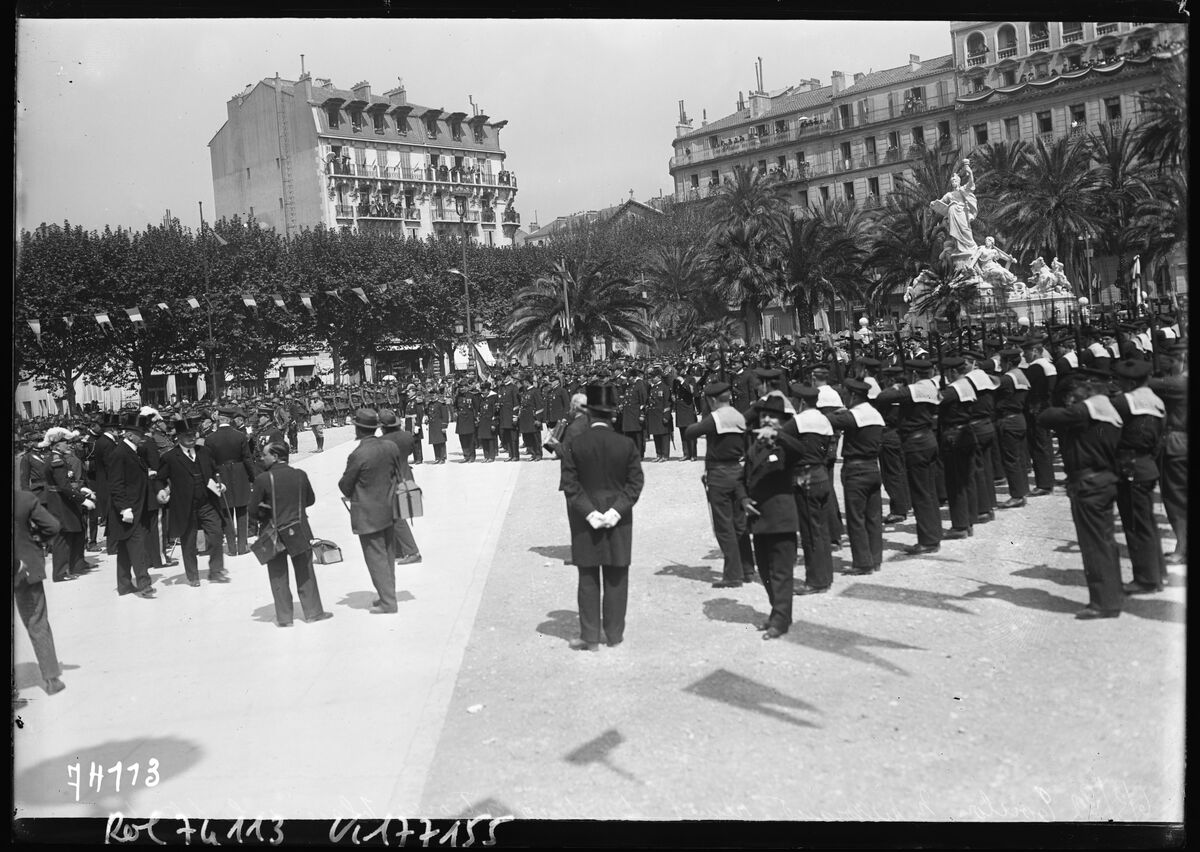 6/5/22, Toulon, M. Millerand remet des décorations, place de la Liberté : [photographie de presse] / [Agence Rol]