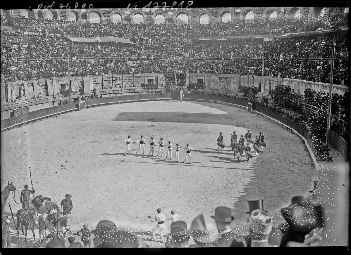 8/5/22, fête aux arènes d'Arles [lors du voyage présidentiel de M. Millerand] : [photographie de presse] / [Agence Rol]