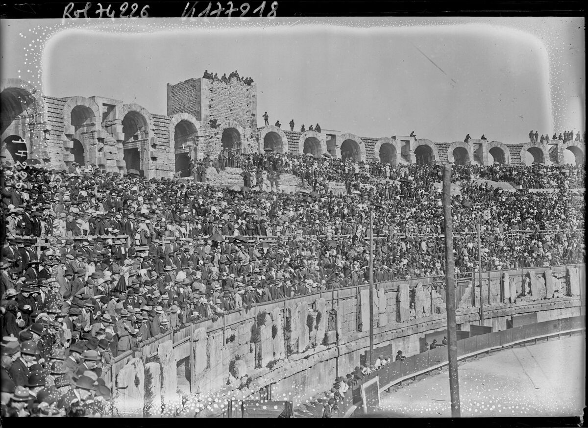 8/5/22, en l'honneur de M. Millerand, fête aux arènes d'Arles [lors de son voyage présidentiel] : [photographie de presse] / [Agence Rol]