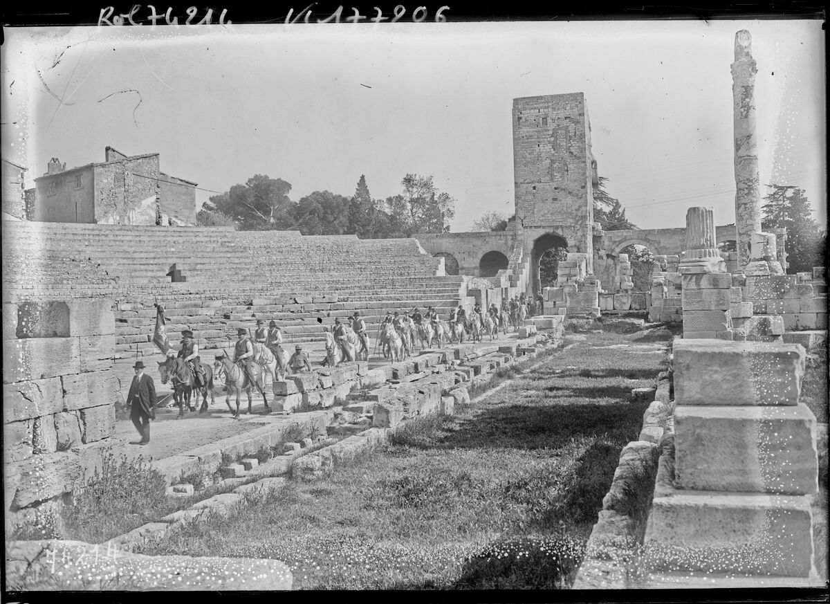 8/5/22, cortège présidentiel aux ruines du vieux théâtre [d'Arles] : [photographie de presse] / [Agence Rol]
