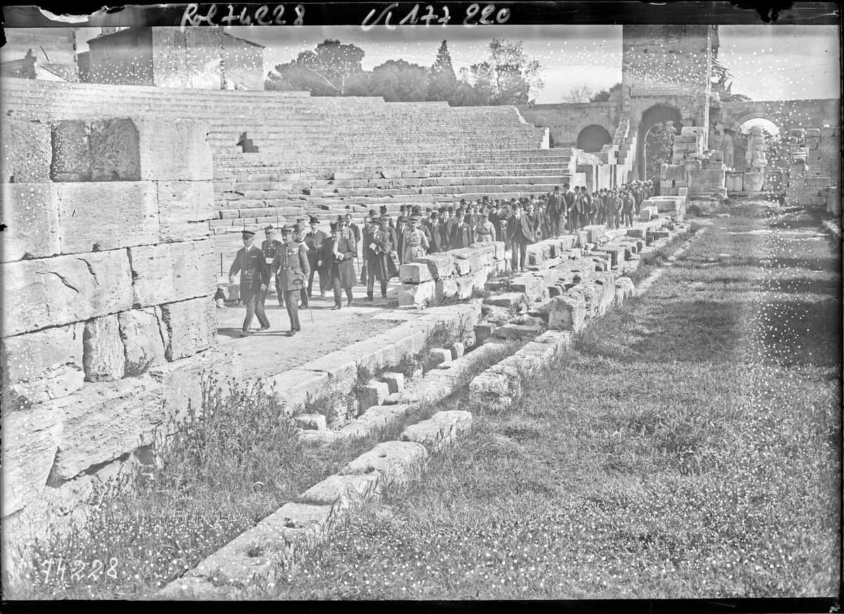 8/5/22, Arles, le cortège présidentiel aux ruines du vieux théâtre : [photographie de presse] / [Agence Rol]