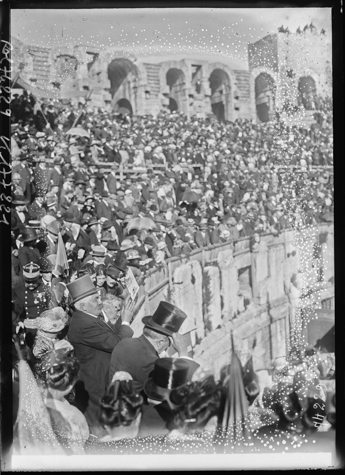 8/5/22, M. Millerand aux arènes d'Arles [fête donnée en son honneur lors de son voyage présidentiel] : [photographie de presse] / [Agence Rol]