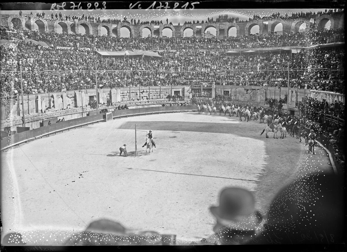 8/5/22, fête donnée aux arènes d'Arles en l'honneur de Millerand [lors de son voyage présidentiel] : [photographie de presse] / [Agence Rol]