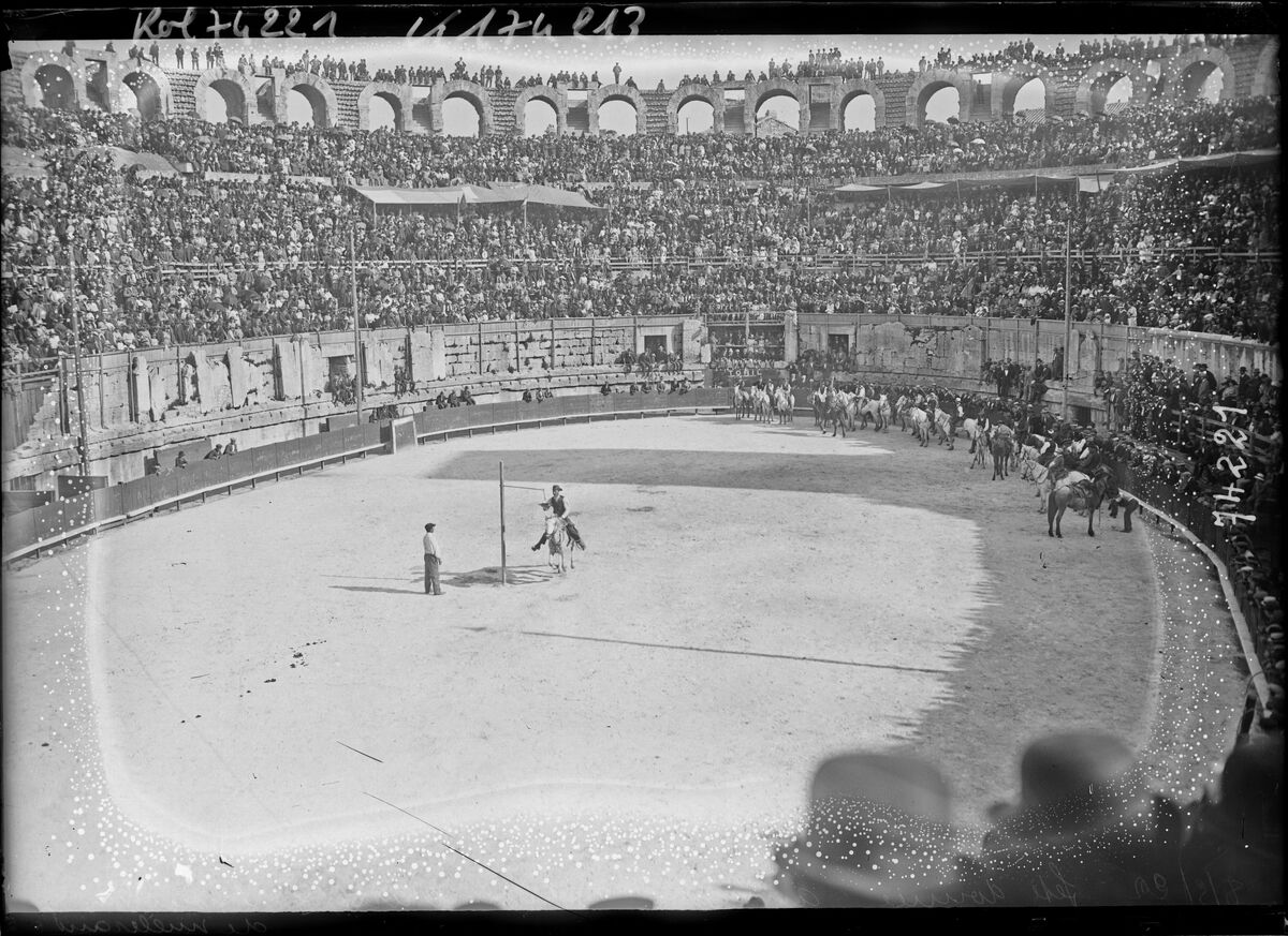 8/5/22, fête donnée aux arènes d'Arles en l'honneur de Millerand [lors de son voyage présidentiel] : [photographie de presse] / [Agence Rol]