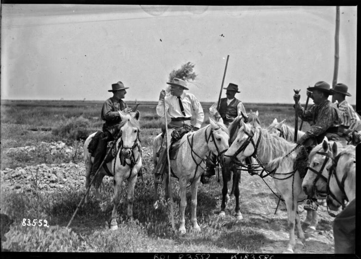 [Gardians, près des Saintes-Maries-de-la-Mer, 24 mai 1923, au centre] Hennan Paul : [photographie de presse] / [Agence Rol]