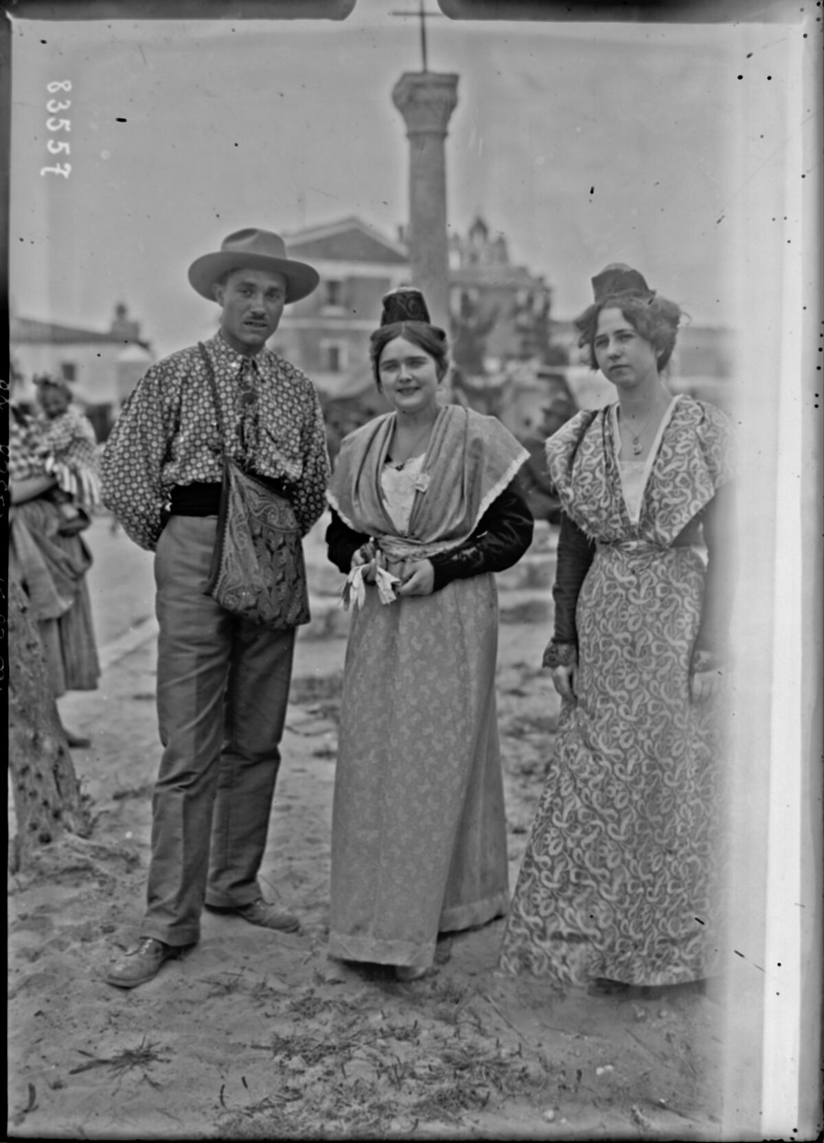 [Pèlerinage des Saintes-Maries-de-la-Mer, deux femmes et un homme, 24-25 mai 1923] : [photographie de presse] / [Agence Rol]