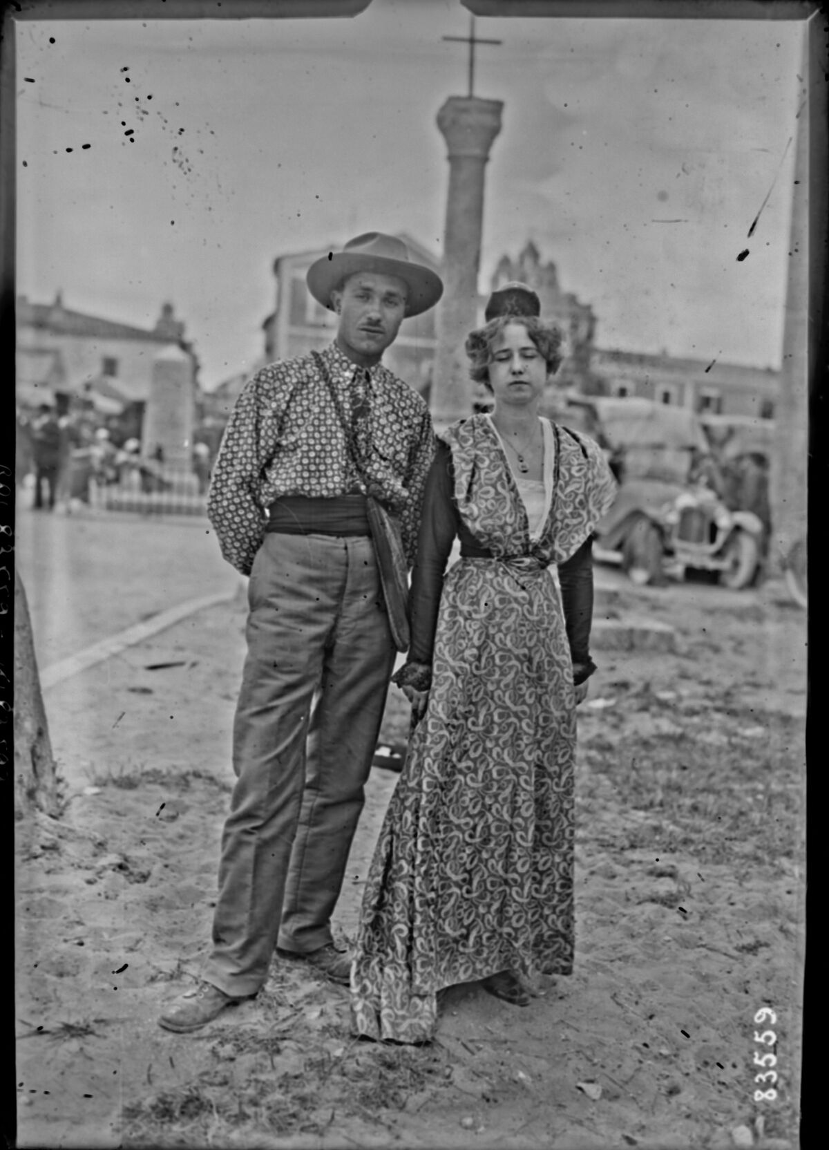 [Pèlerinage des Saintes-Maries-de-la-Mer, un couple posant, 24-25 mai 1923] : [photographie de presse] / [Agence Rol]