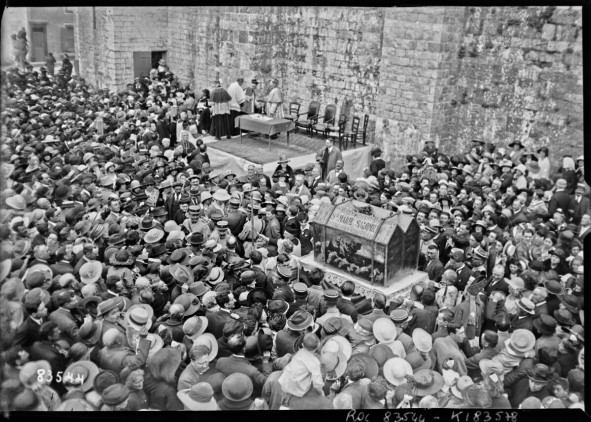 [Pèlerinage des Saintes-Maries-de-la-Mer, les châsses à l'extérieur de l'église, 24 mai 1923] : [photographie de presse] / [Agence Rol]