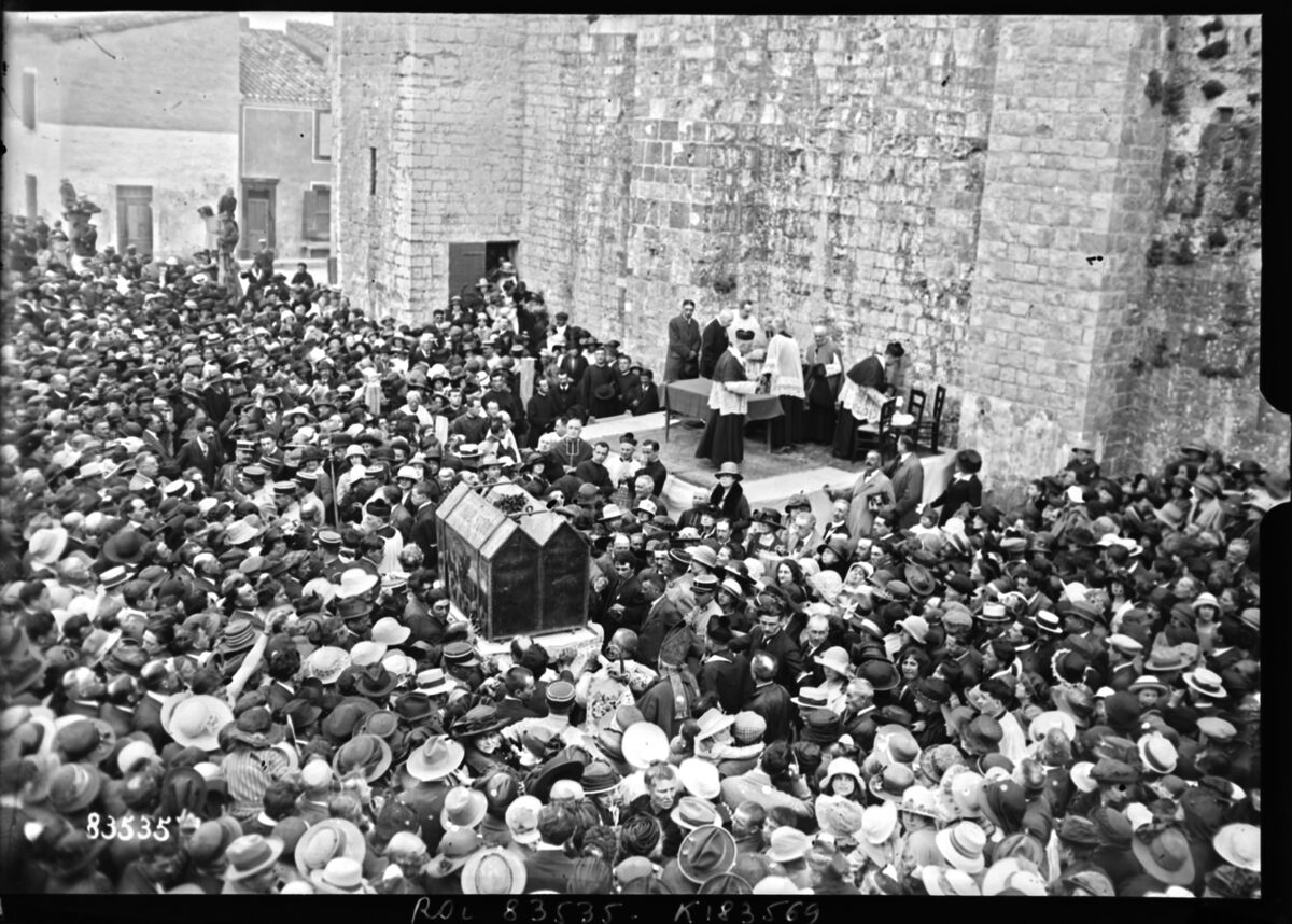 [Pèlerinage des Saintes-Maries-de-la-Mer, les châsses à l'extérieur de l'église, 24 mai 1923] : [photographie de presse] / [Agence Rol]