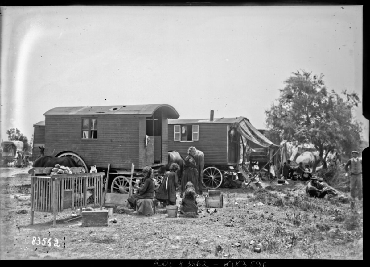 [Gitans près de leurs roulottes, pèlerinage des Saintes-Maries-de-la-Mer, 23-25 mai 1923] : [photographie de presse] / [Agence Rol]