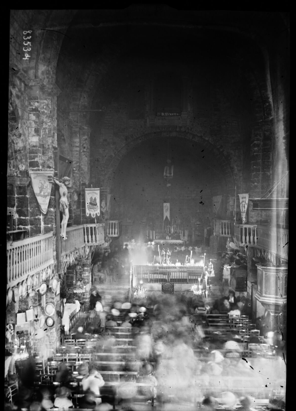 [Pèlerinage des Saintes-Maries-de-la-Mer, 24 mai 1923, intérieur de l'église] : [photographie de presse] / [Agence Rol]