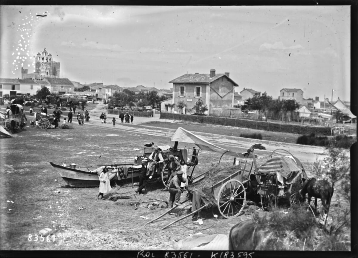 [Pèlerinage des Saintes-Maries-de-la-Mer, 24-25 mai 1923, personnes près de la barque cérémonielle] : [photographie de presse] / [Agence Rol]