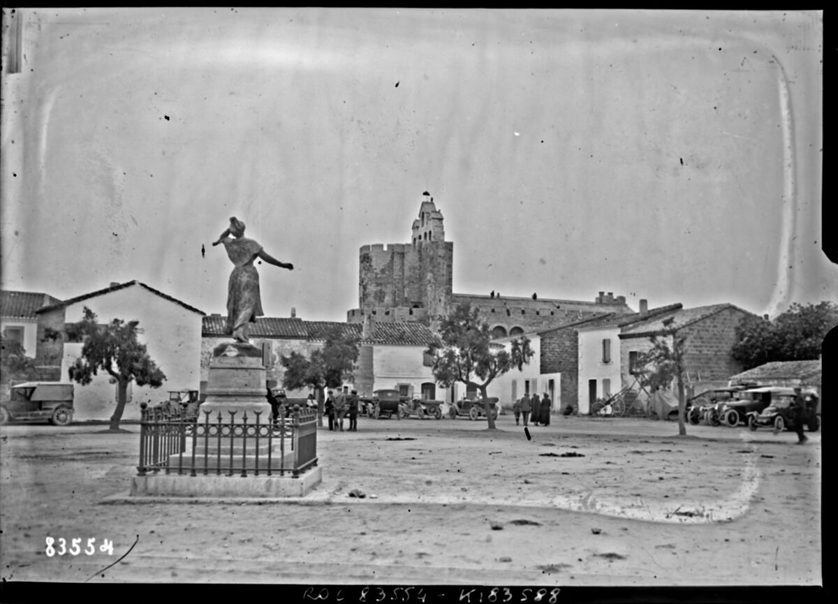 [La statue de Mireille sur la place des Saintes-Maries-de-la-Mer, 24 ou 25 mai 1923] : [photographie de presse] / [Agence Rol]