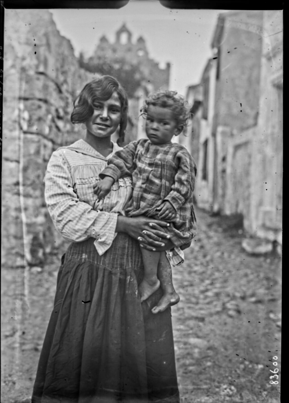 Bohémienne [et son enfant aux Saintes Maries de la Mer, pendant le pèlerinage, 25 mai 1923] : [photographie de presse] / [Agence Rol]