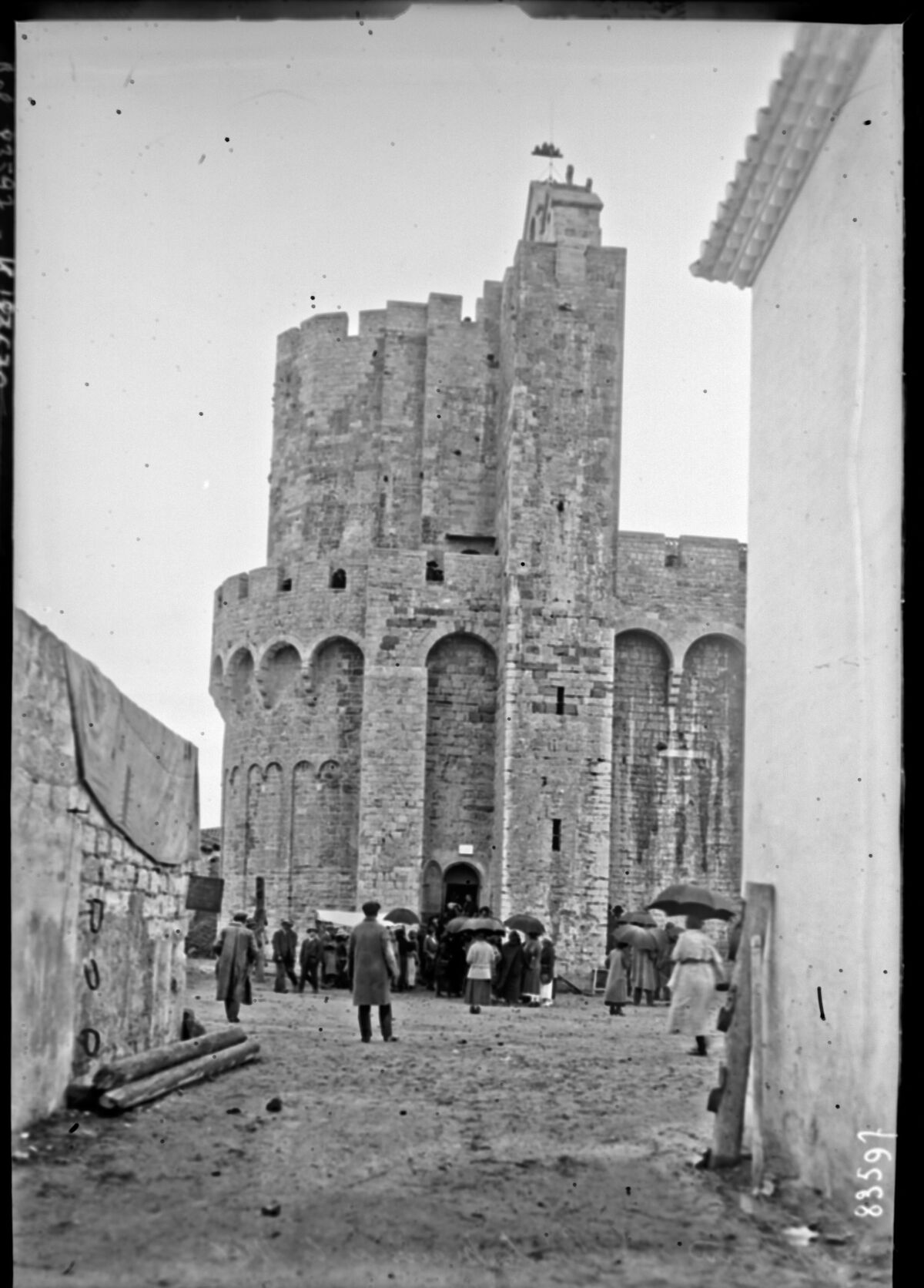 Basilique aux Saintes Maries de la Mer [le 25 mai 1923] : [photographie de presse] / [Agence Rol]