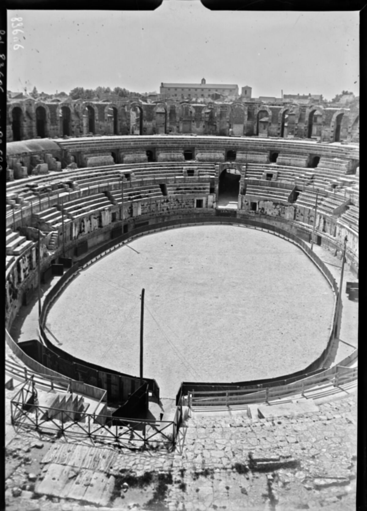 Arles, les arènes : [photographie de presse] / [Agence Rol]
