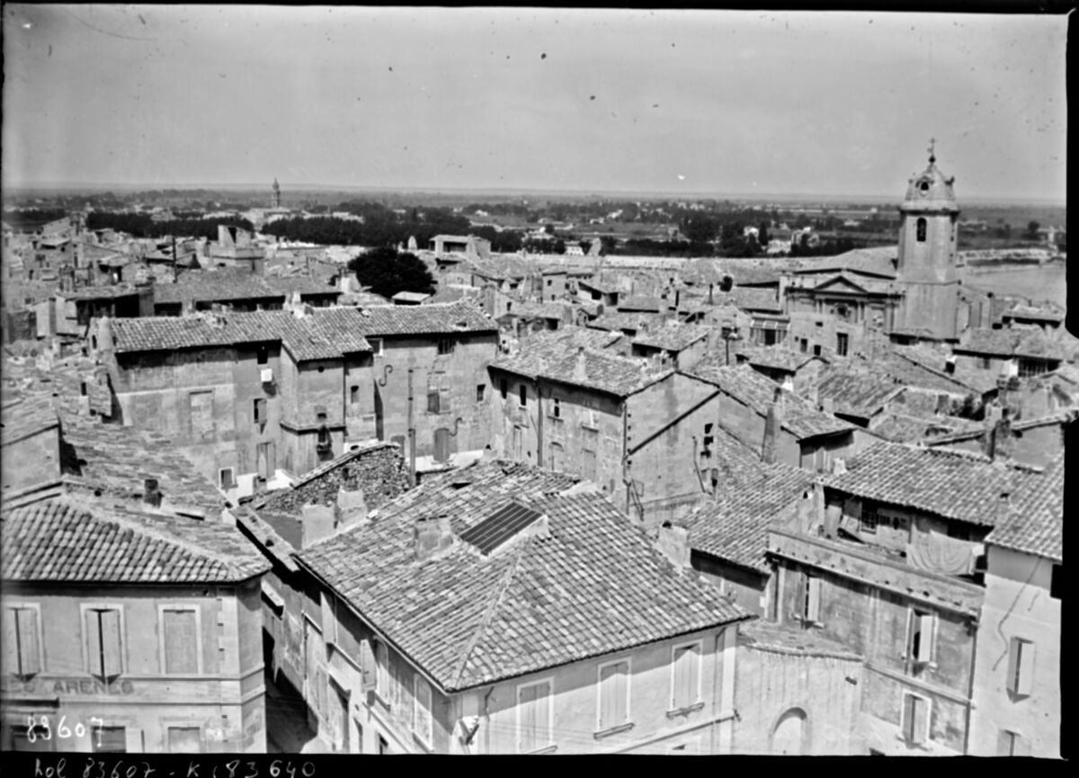 Arles, vue prise des arènes : [photographie de presse] / [Agence Rol]