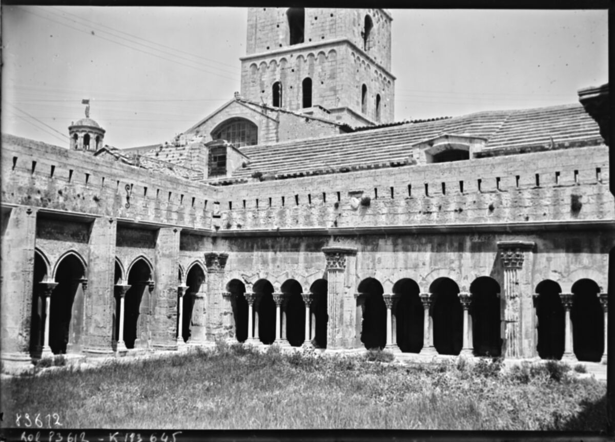Arles, le cloître de la cathédrale Sainte [sic] Trophime : [photographie de presse] / [Agence Rol]