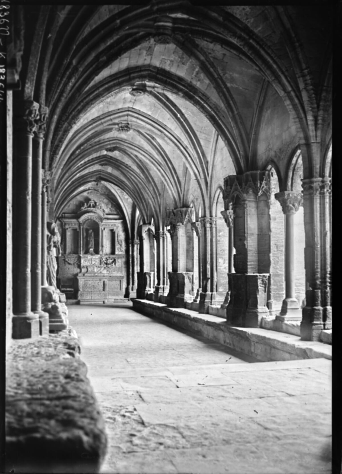 Arles, le cloître de la cathédrale Sainte [sic] Trophime : [photographie de presse] / [Agence Rol]