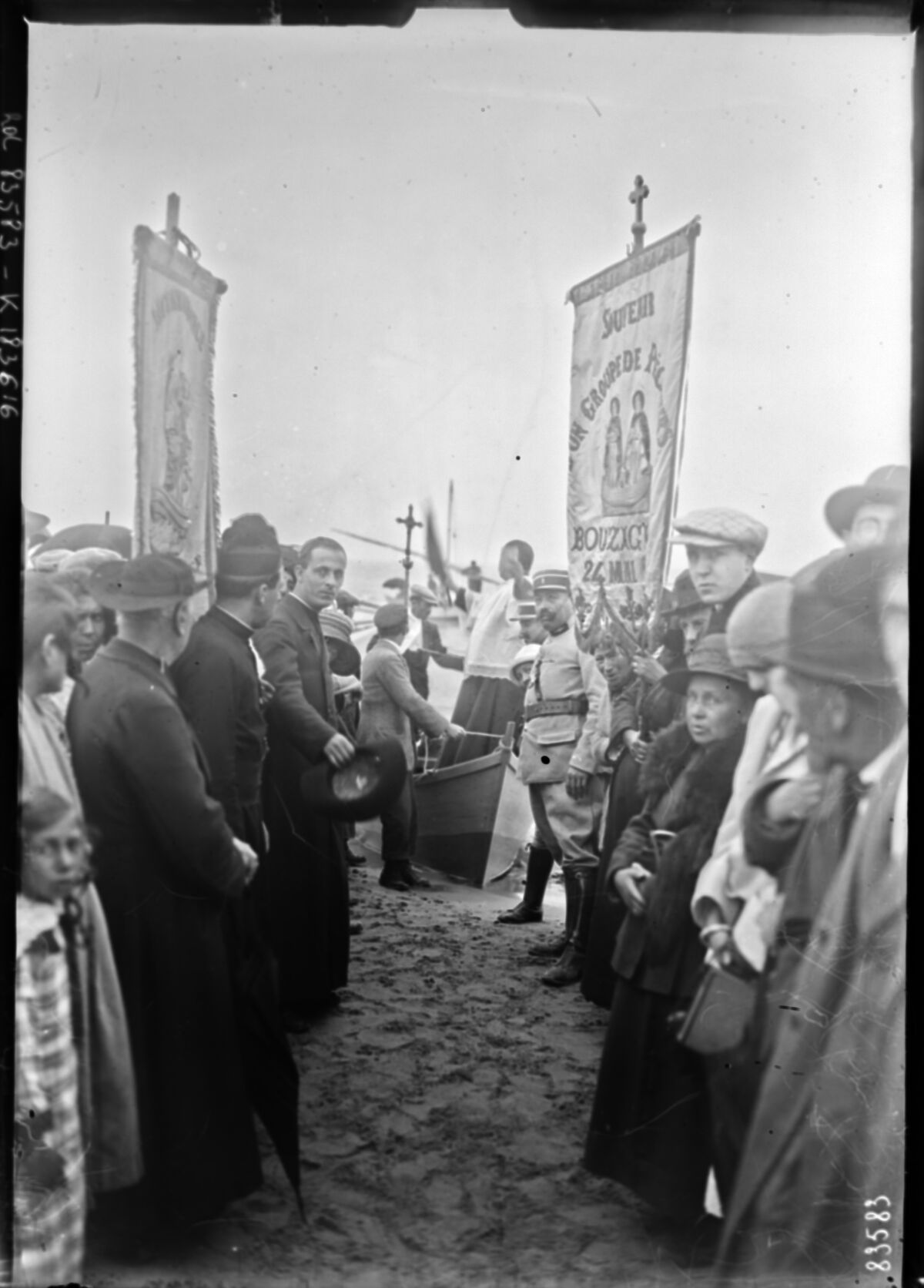 25-5-23, Saintes Maries de la Mer [la foule sur la plage pour assister à la bénédiction de la mer] : [photographie de presse] / [Agence Rol]