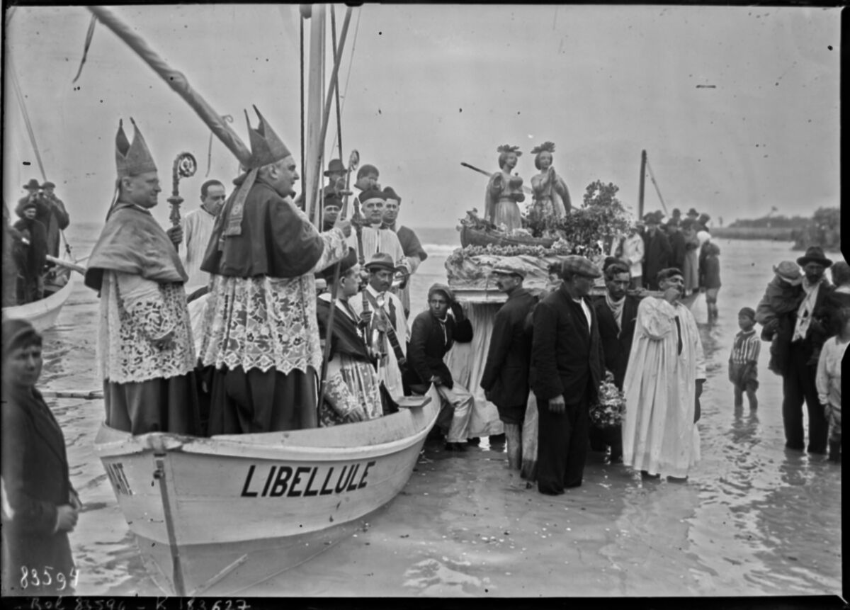 25-5-23, Saintes Maries de la Mer [la bénédiction de la mer, cérémonie présidée par Mgr Rivière] : [photographie de presse] / [Agence Rol]