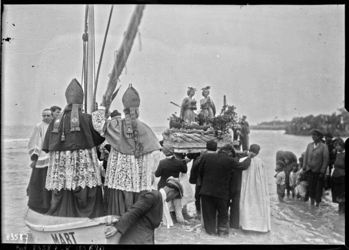 25-5-23, Saintes Maries de la Mer [la bénédiction de la mer, cérémonie présidée par Mgr Rivière] : [photographie de presse] / [Agence Rol]