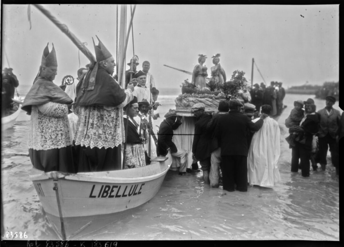 25-5-23, Saintes Maries de la Mer [la bénédiction de la mer, cérémonie présidée par Mgr Rivière] : [photographie de presse] / [Agence Rol]