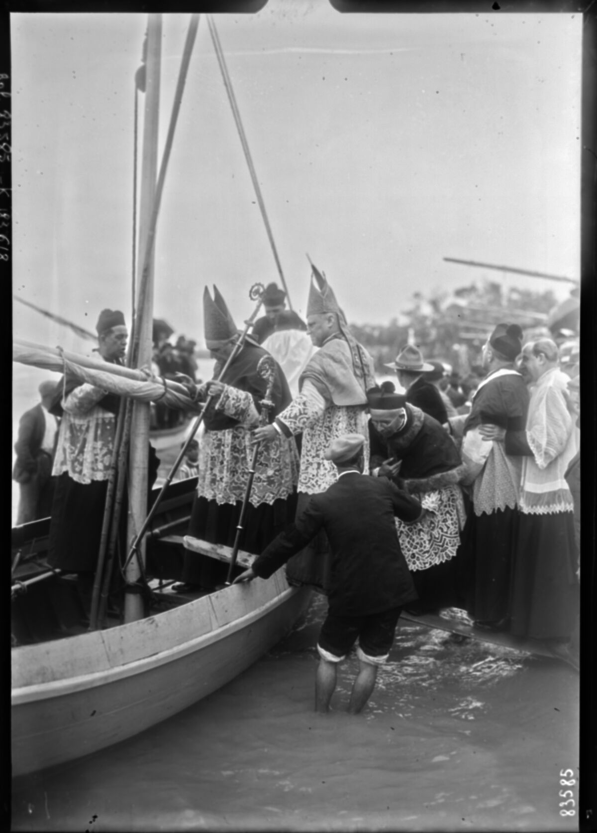 25-5-23, Saintes Maries de la Mer [la bénédiction de la mer, cérémonie présidée par Mgr Rivière] : [photographie de presse] / [Agence Rol]
