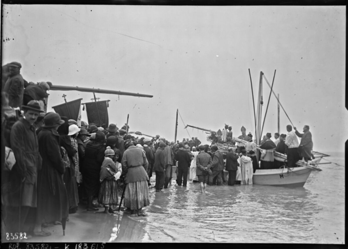 25-5-23, Saintes Maries de la Mer [la bénédiction de la mer, cérémonie présidée par Mgr Rivière] : [photographie de presse] / [Agence Rol]