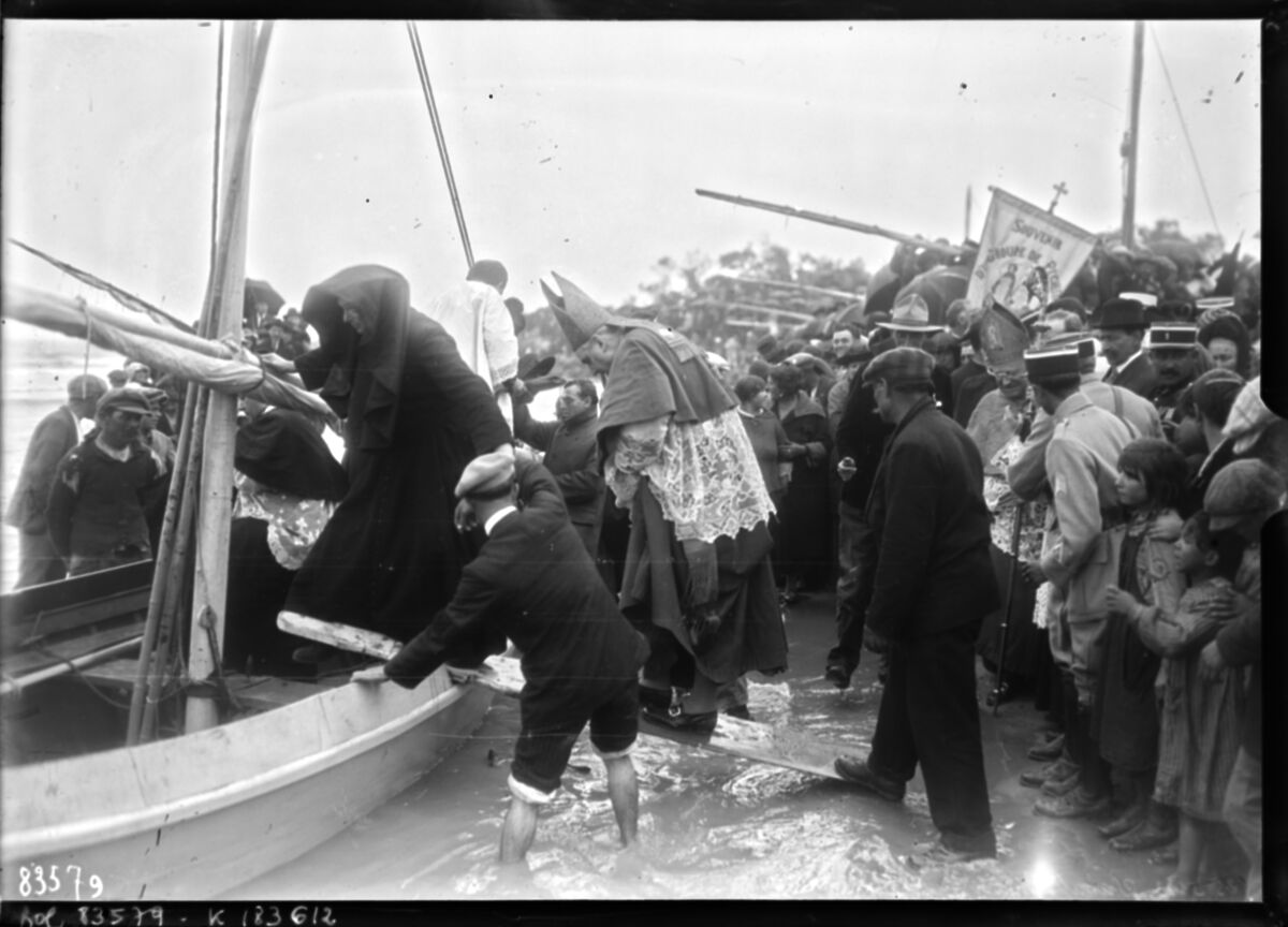 25-5-23, Saintes Maries de la Mer [la bénédiction de la mer, cérémonie présidée par Mgr Rivière] : [photographie de presse] / [Agence Rol]