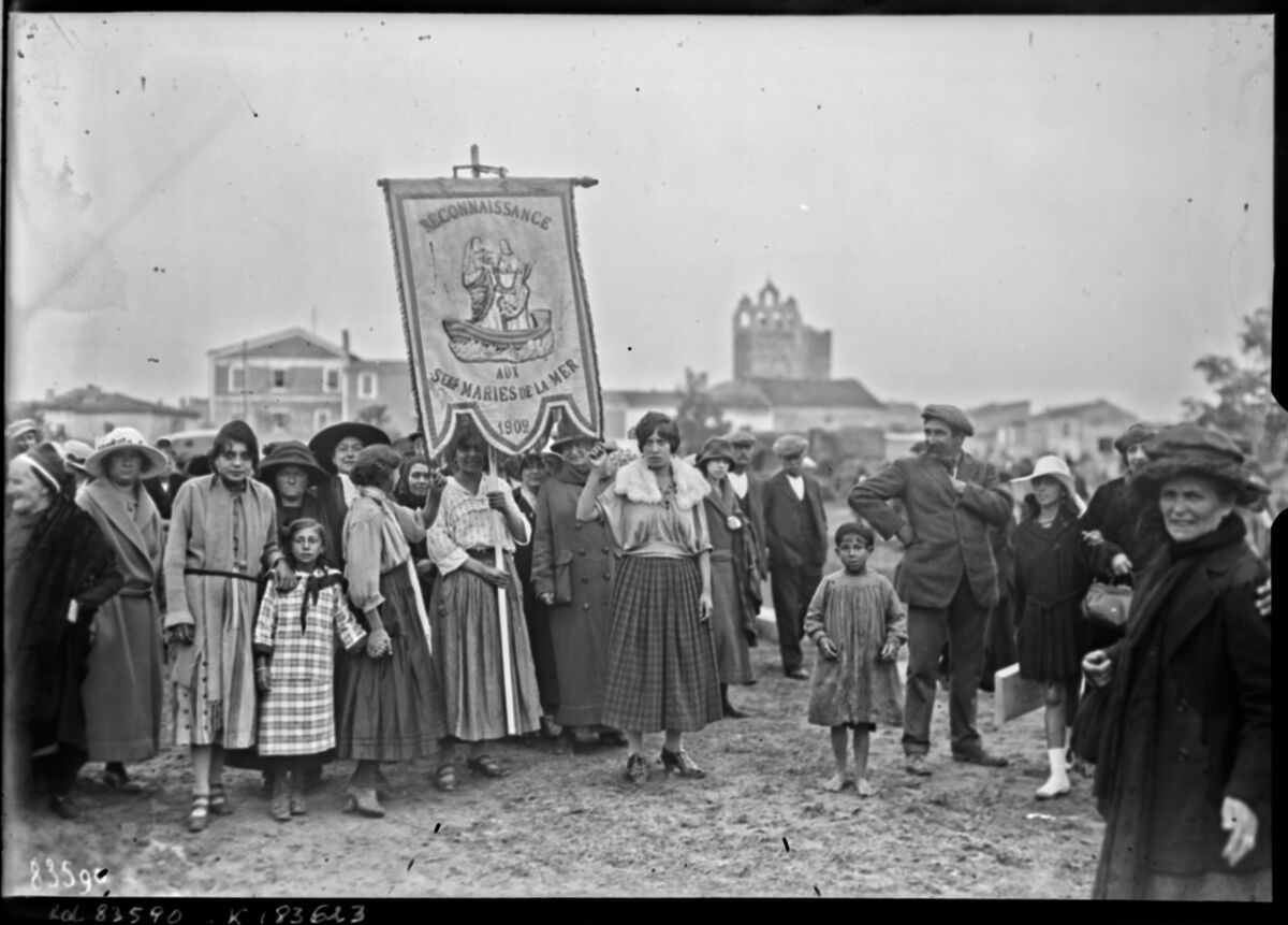 25-5-23, Saintes Maries de la Mer [procession pendant le pèlerinage] : [photographie de presse] / [Agence Rol]